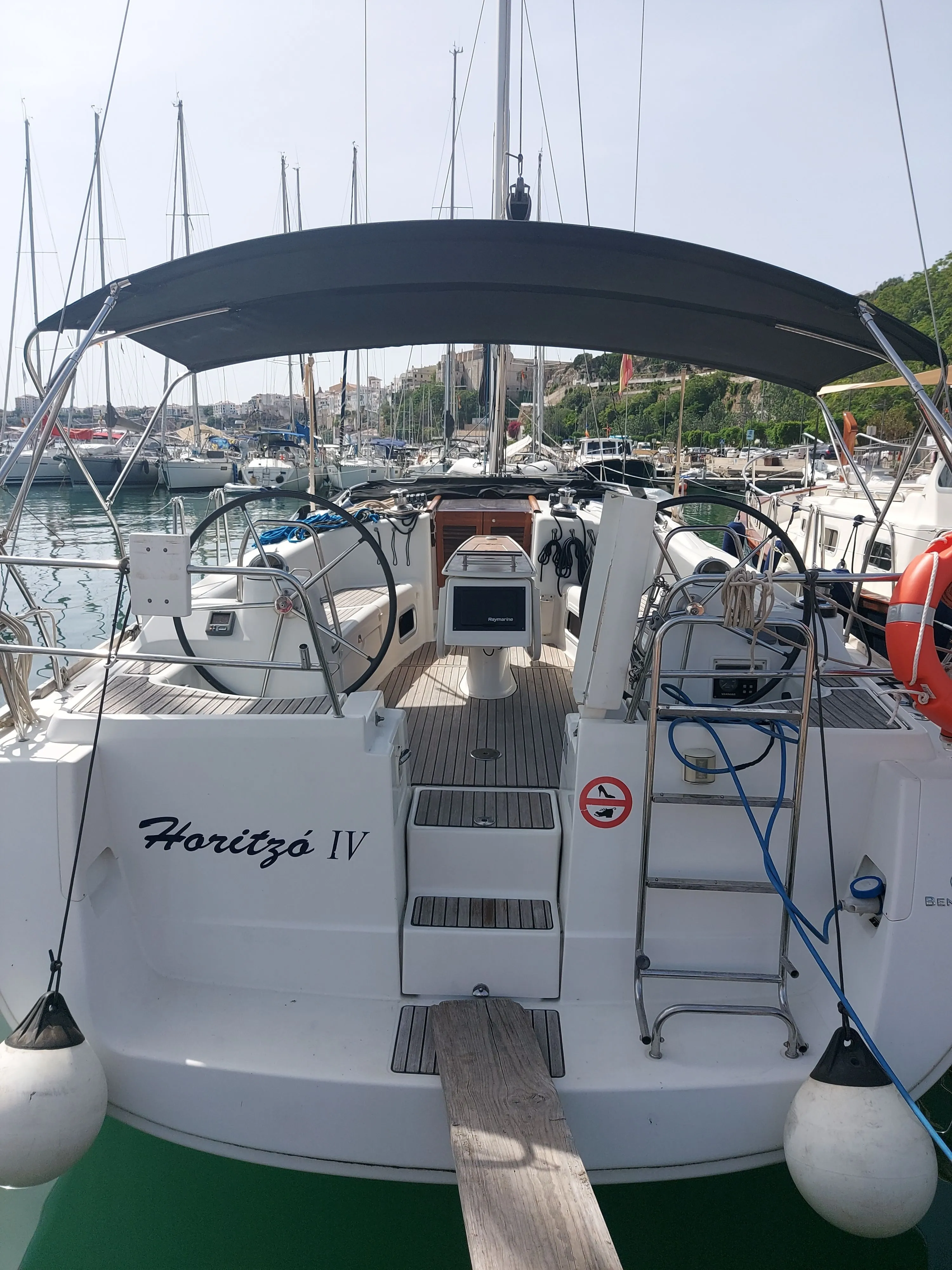 Charter a 11.82m Beneteau Oceanis 40 Sailing Yacht in Mahón