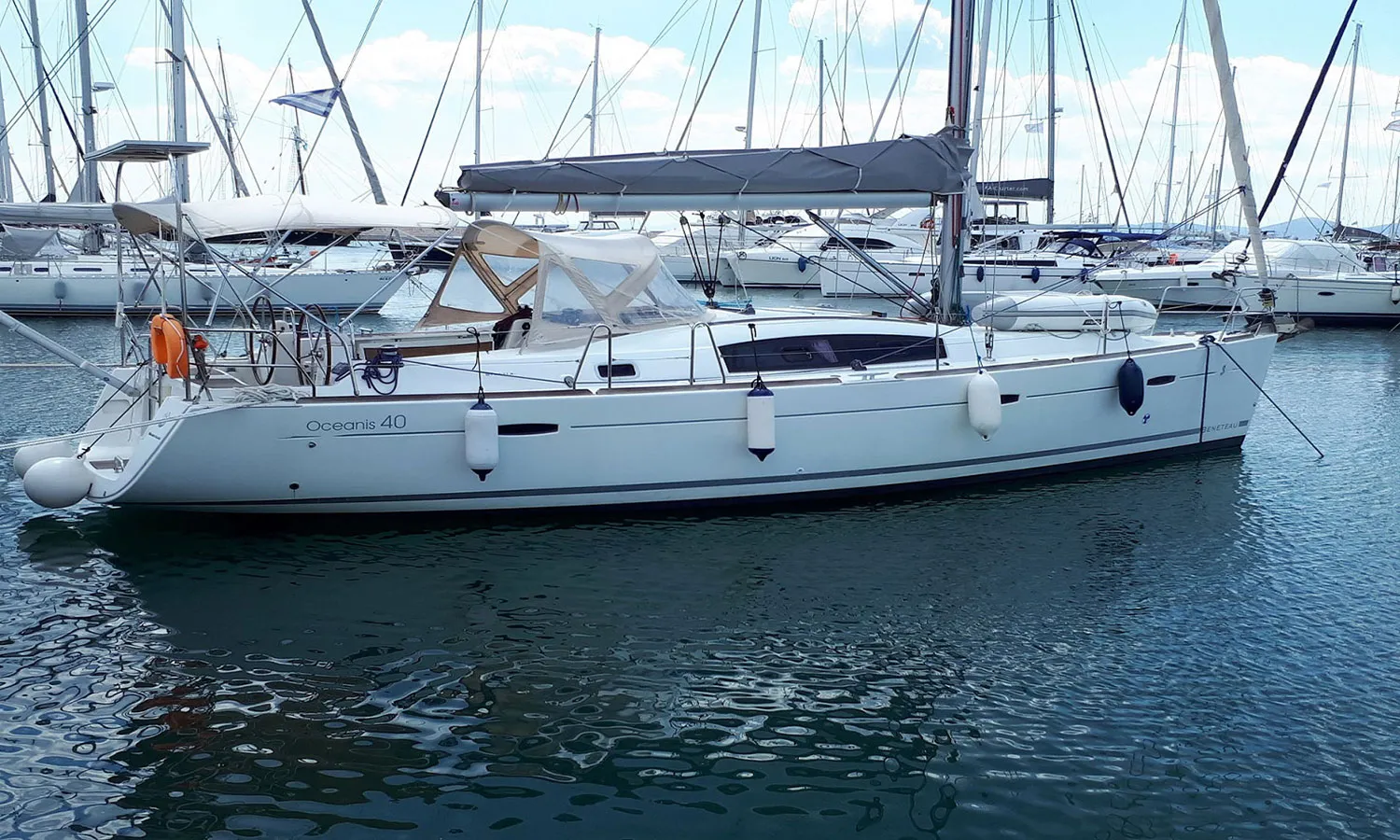 Rent a 11.82m Sailing Yacht Beneteau Oceanis 40 in Elefsina