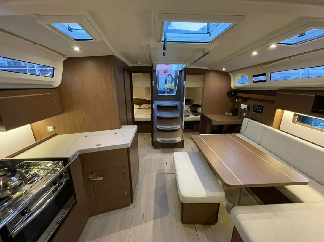 Explore Nikiana on a 12.43m Rental Boat