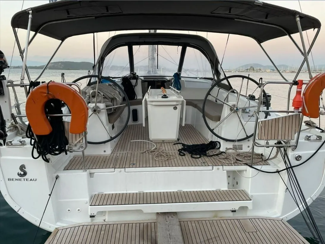 Explore Nikiana on a 12.43m Rental Boat