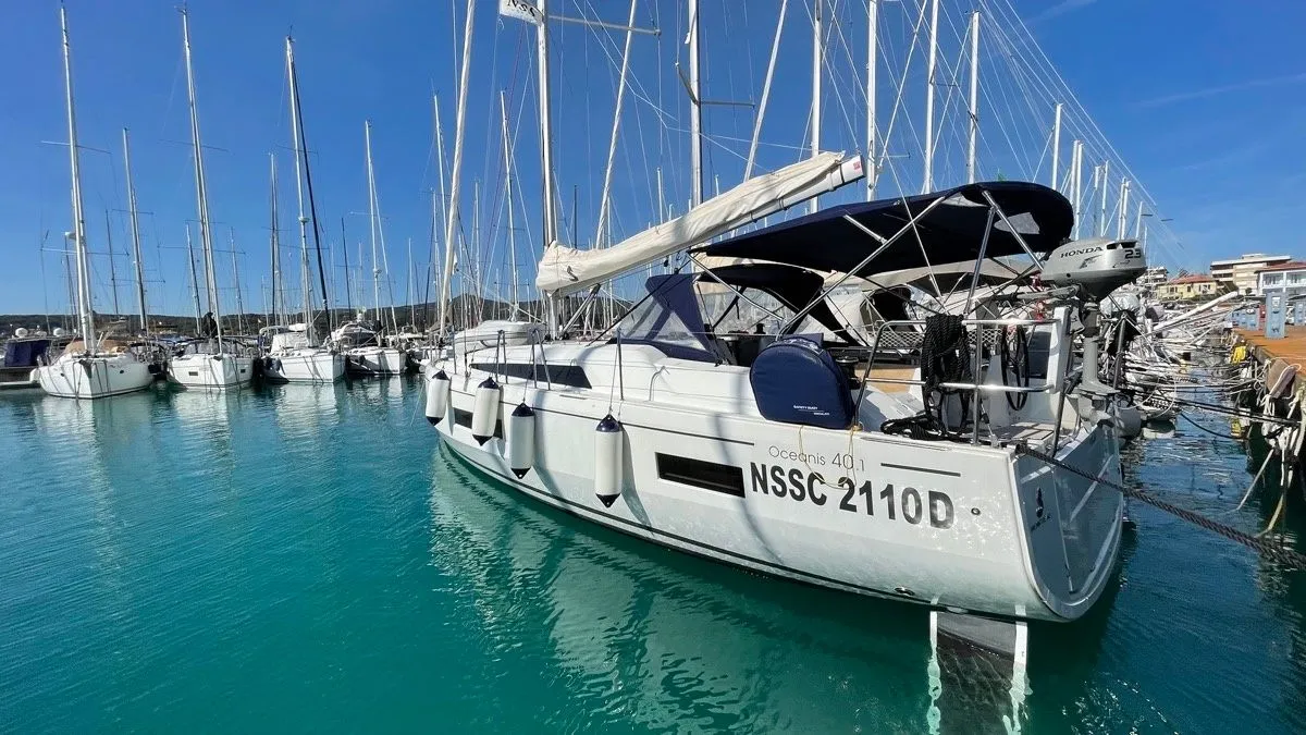 Rent a 12.43m Beneteau Oceanis 40.1 in Castiglioncello
