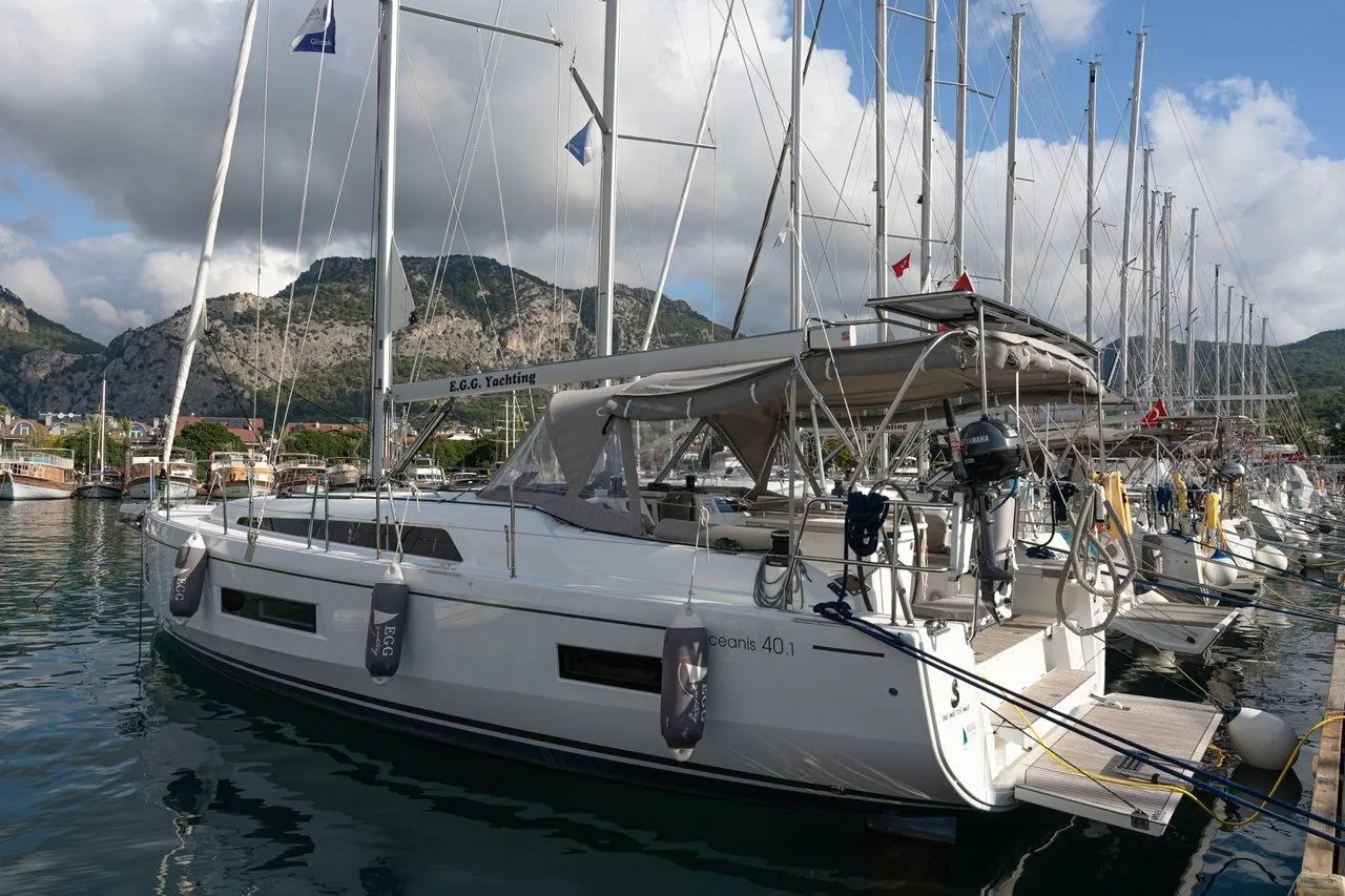 Explore Göcek on a 12.87m Rental Boat