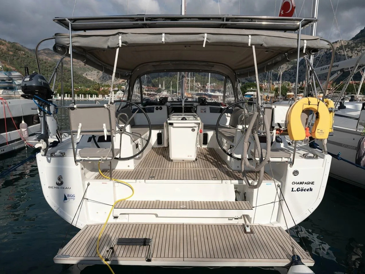 Explore Göcek on a 12.87m Rental Boat