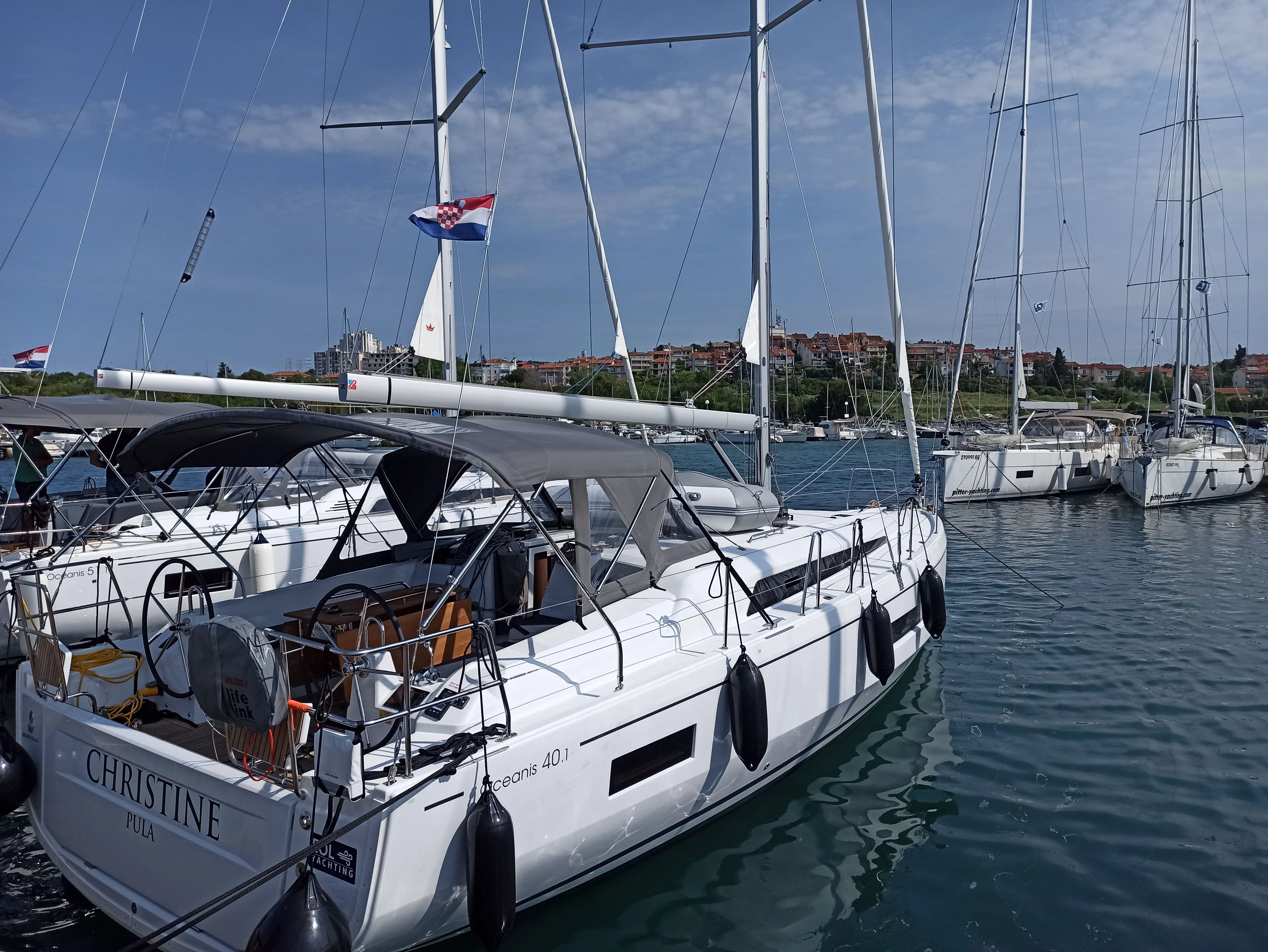 Boat - Rent a 12.8m Sailing Yacht Beneteau Oceanis 40.1 in Pula