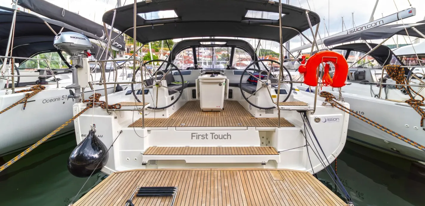Charter a 12.87m Beneteau Oceanis 40.1 Sailing Yacht in Skradin