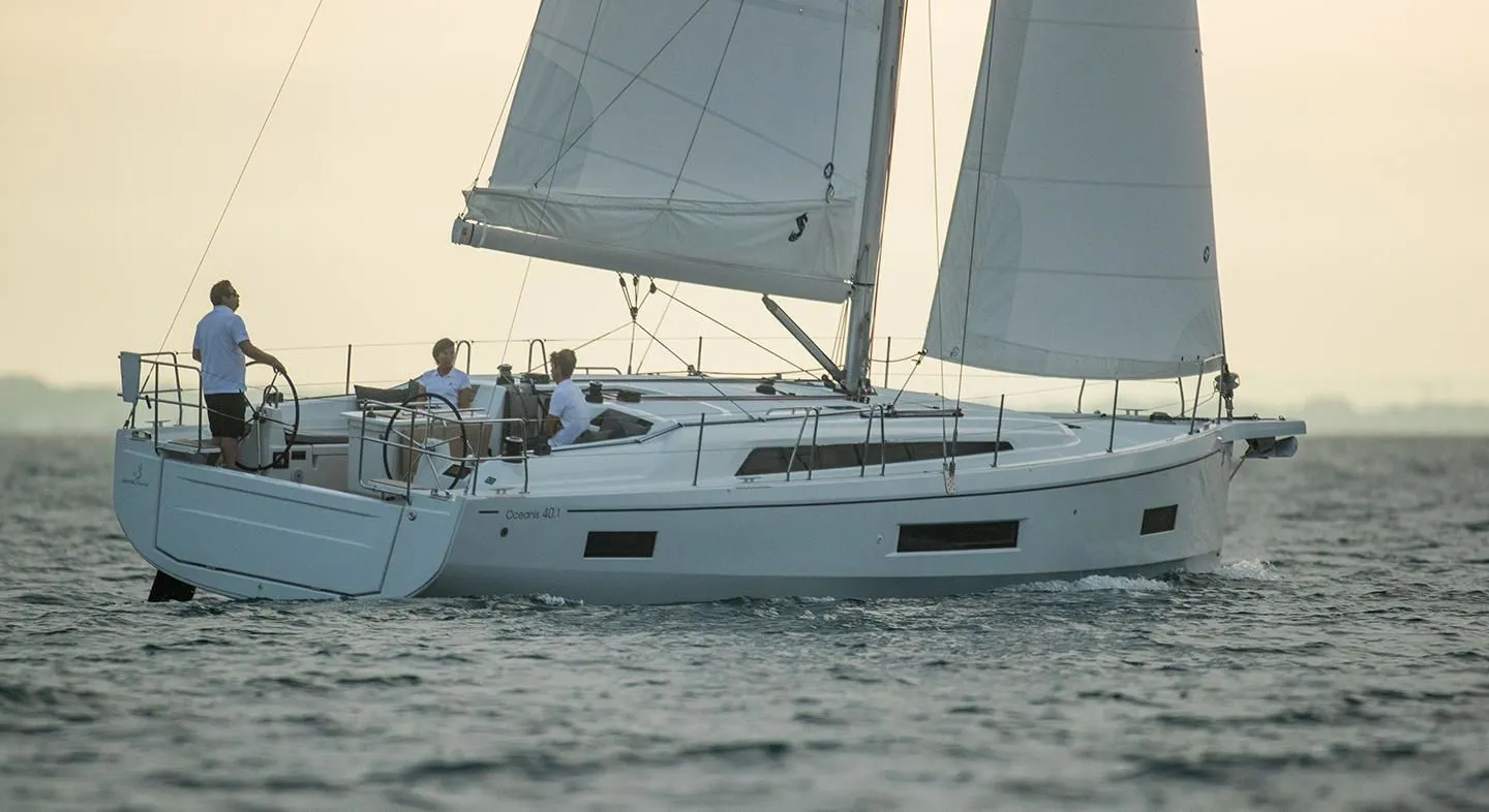 Charter a 12.87m Sailing Yacht in Quiberon