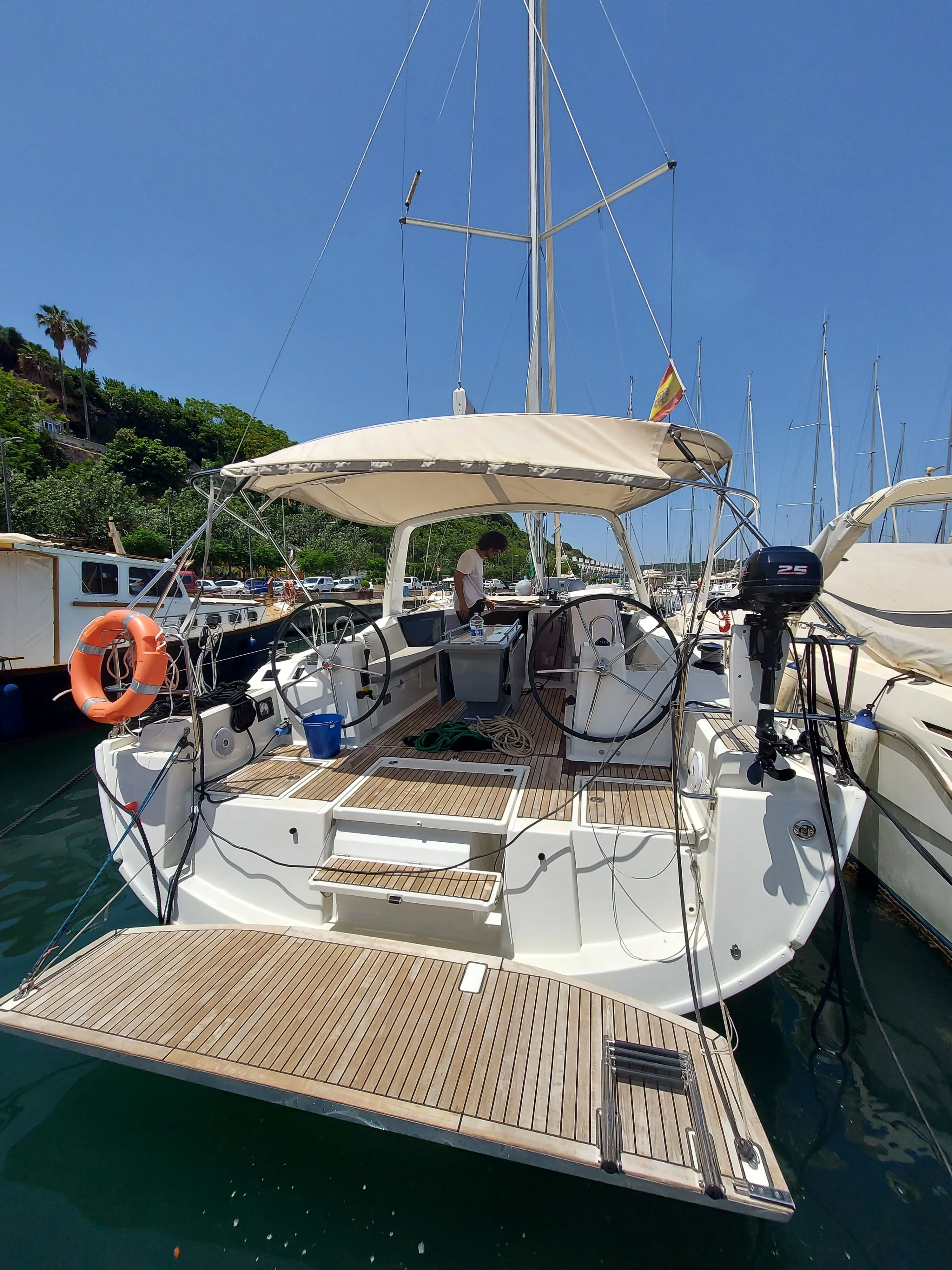 Charter a 11.97m Beneteau Oceanis 41.1 Sailing Yacht in Mahón