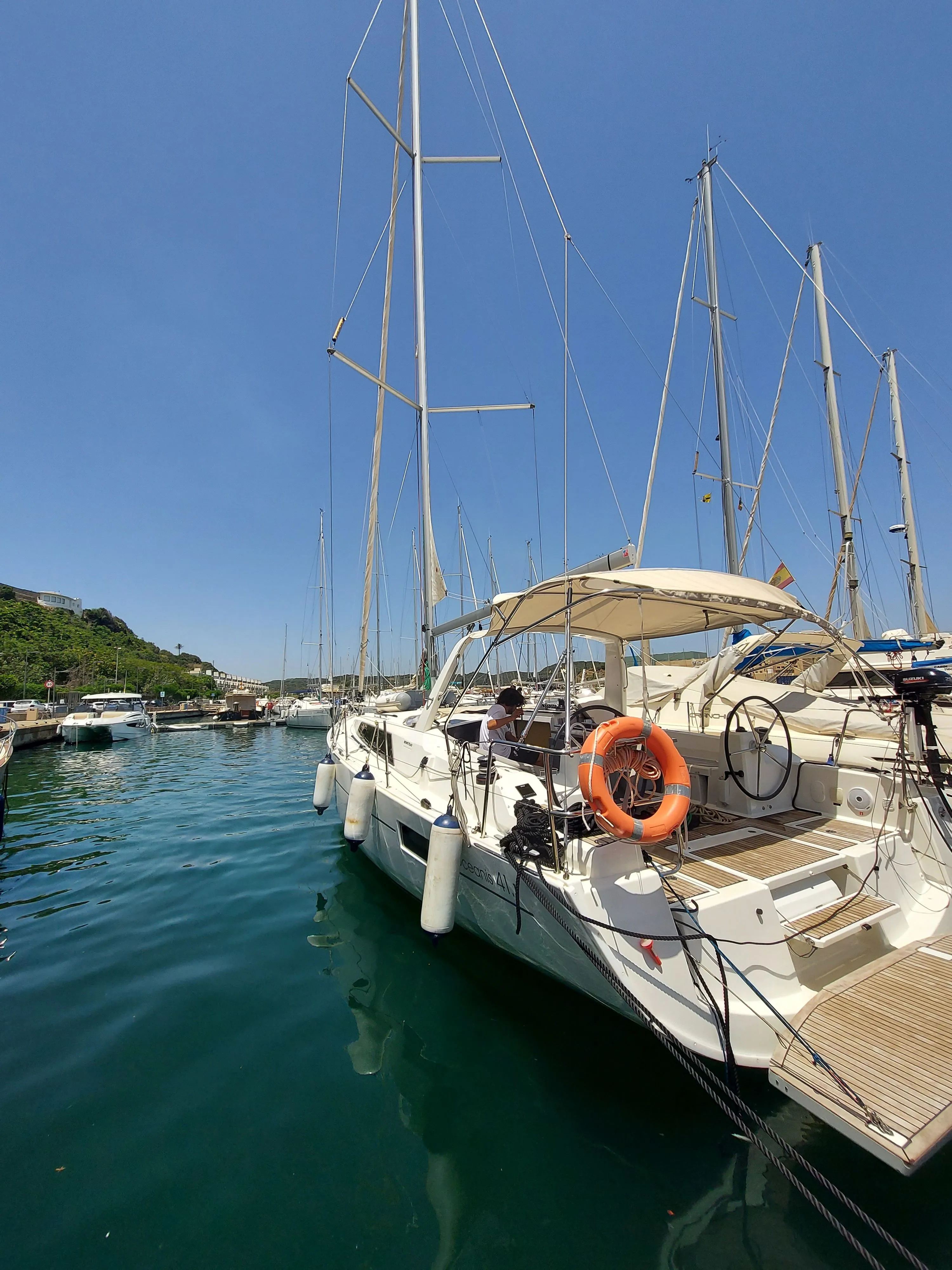 Charter a 11.97m Beneteau Oceanis 41.1 Sailing Yacht in Mahón