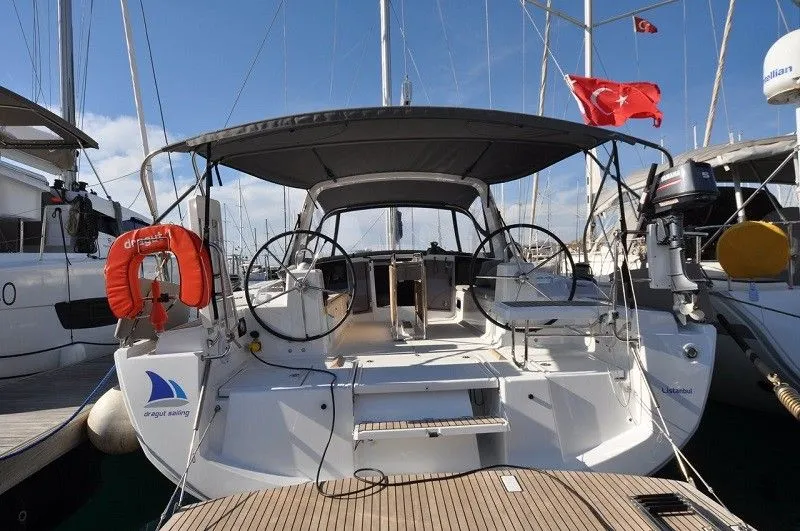 Charter a 12.43m Beneteau Oceanis 41.1 Sailing Yacht in Turgutreis