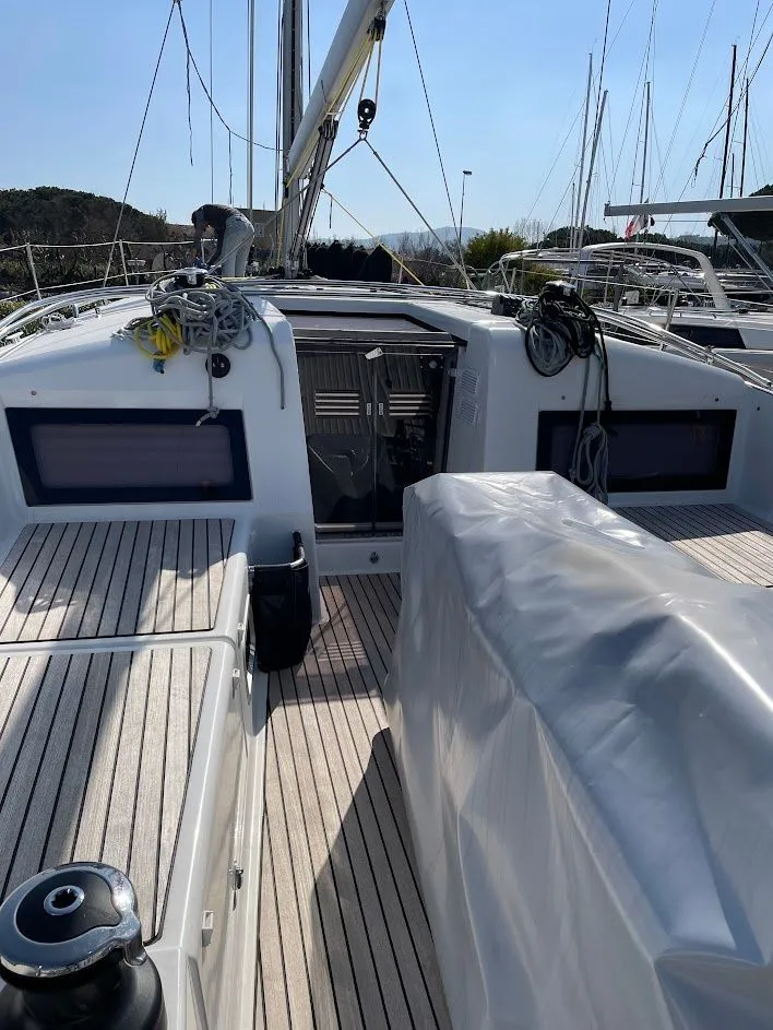 Rent a 12.43m Beneteau Oceanis 41.1 Sailing Yacht in Grimaud