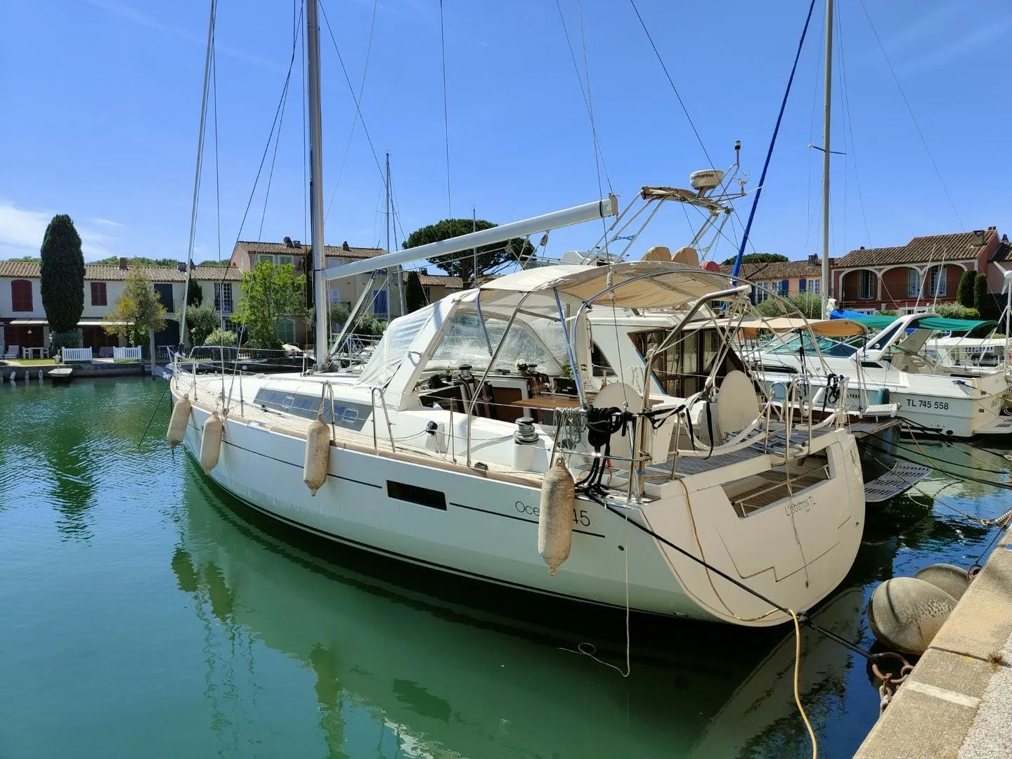 Charter a 13.94m Beneteau Oceanis 45 Sailing Yacht in Grimaud