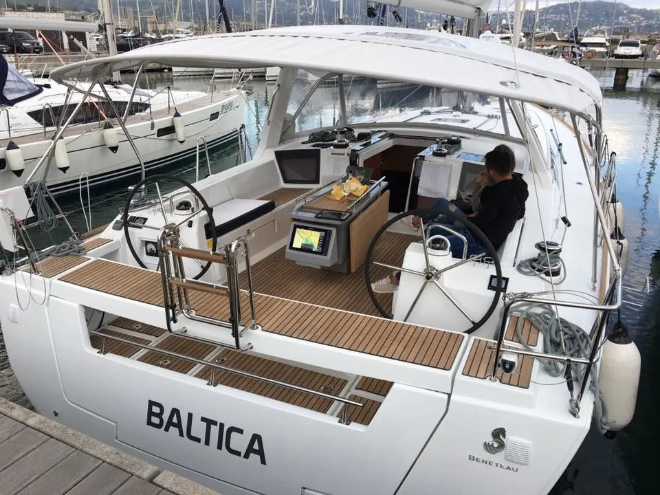 Charter a 13.94m Sailing Yacht Beneteau Oceanis 45 in La Spezia