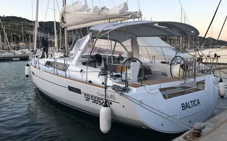 Charter a 13.94m Sailing Yacht Beneteau Oceanis 45 in La Spezia