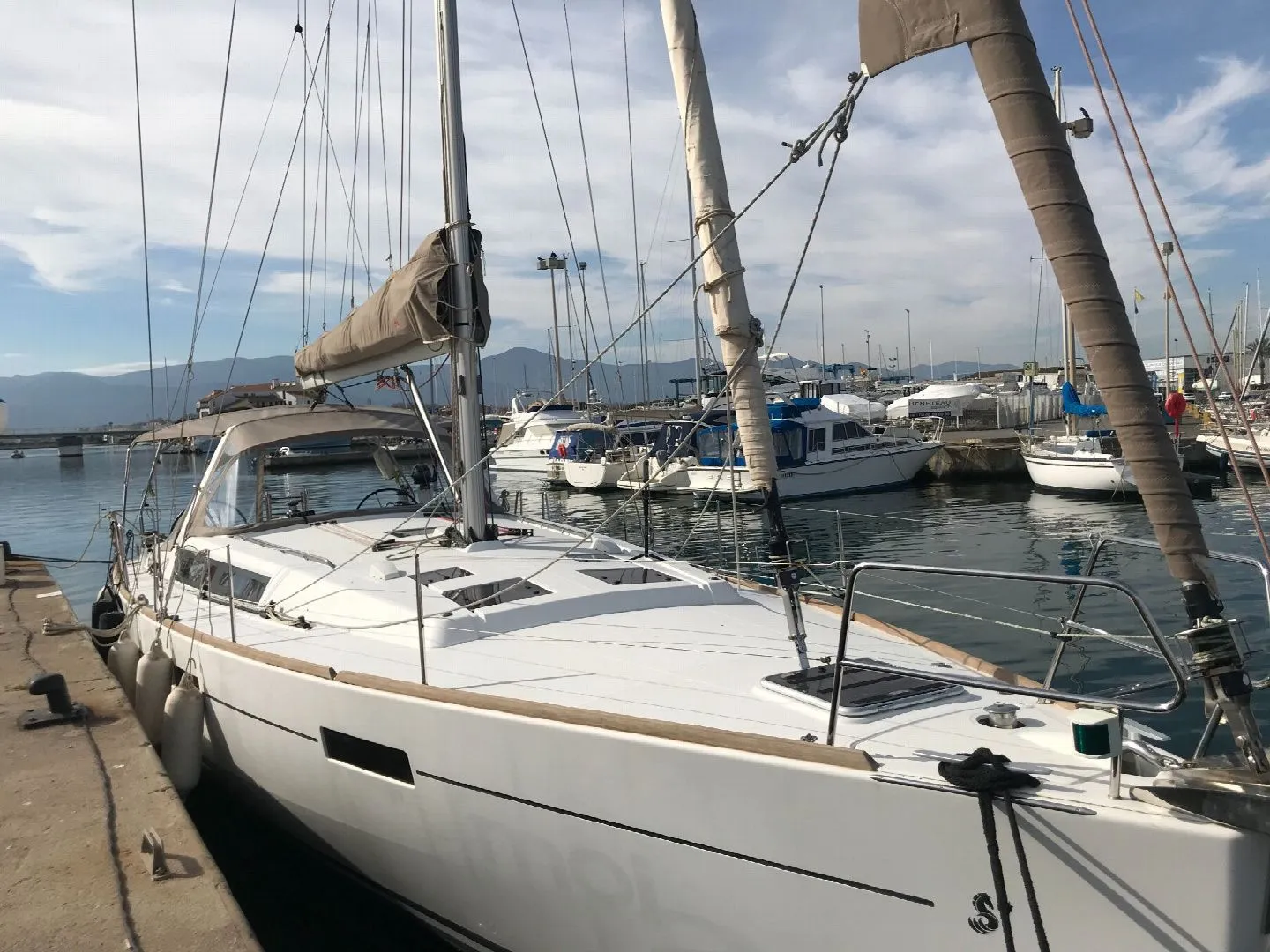 13.94m Saint-Cyprien Sailing Yacht Beneteau Oceanis 45 Hire