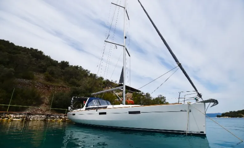 Charter a 13.85m Beneteau Oceanis 45 in Lefkada