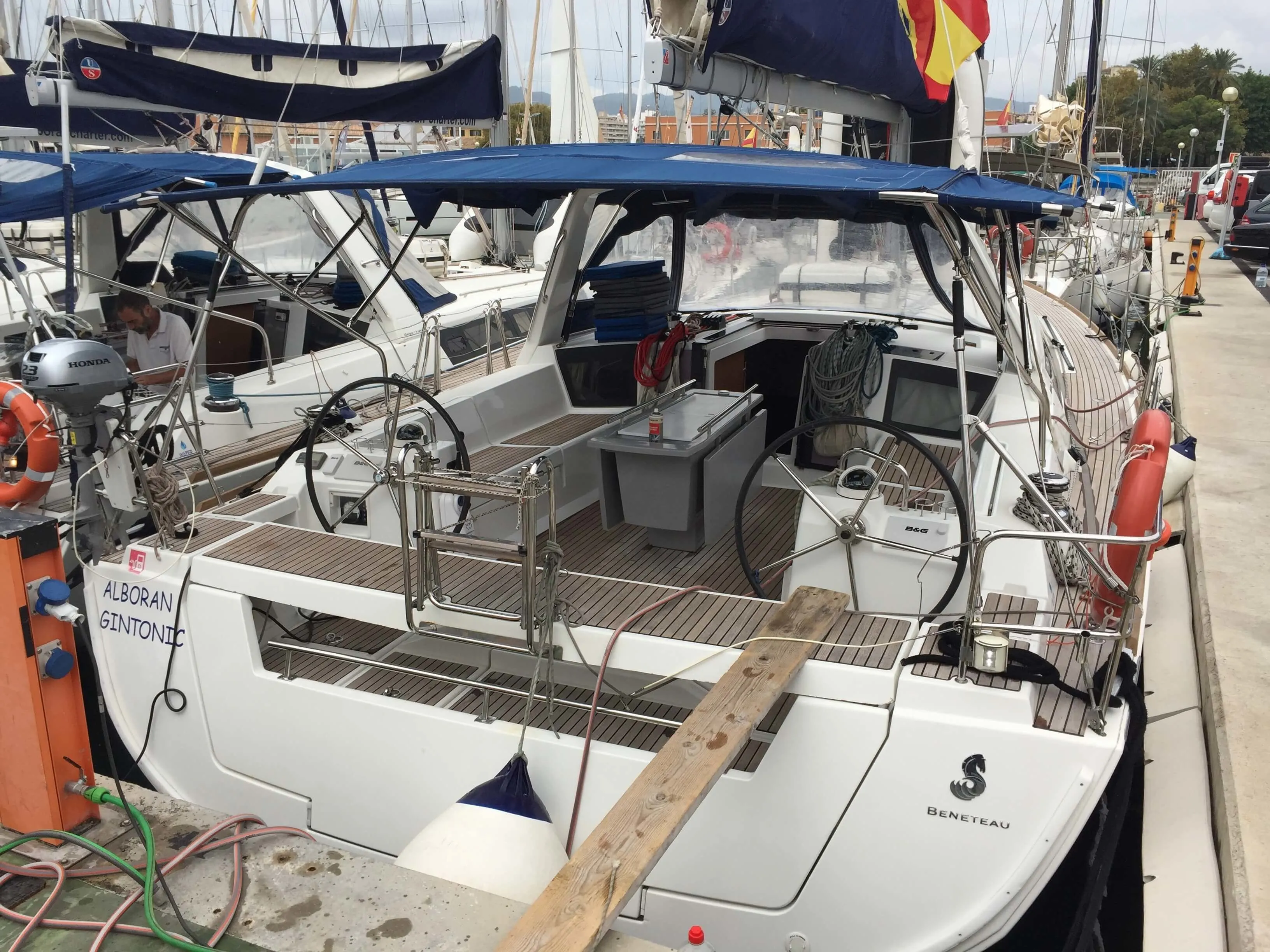 13.85m Santa Cruz de Tenerife Beneteau Oceanis 45 Hire