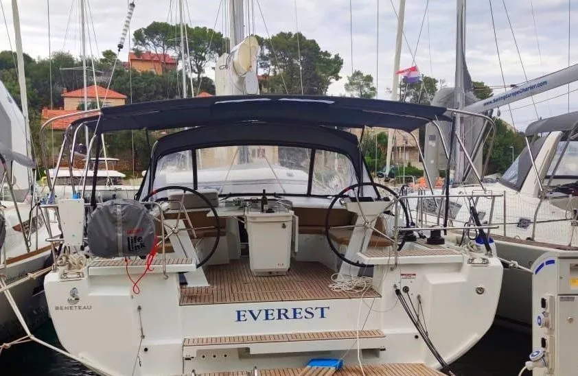 Rent a 14.6m Sailing Yacht Beneteau Oceanis 46.1 in Rogač