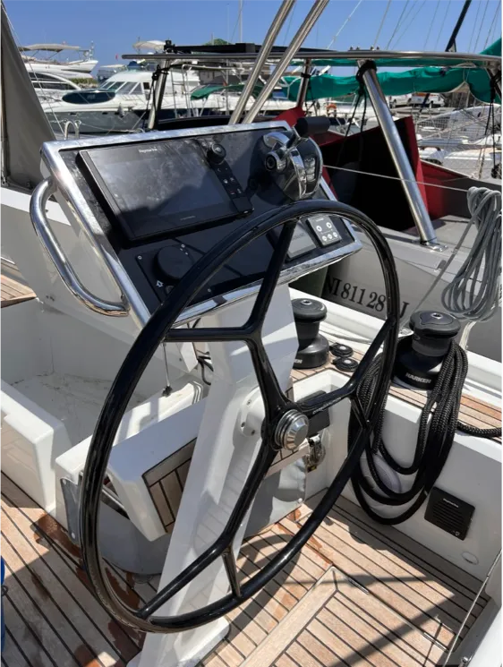 Entre 2 Poles Charter Boat