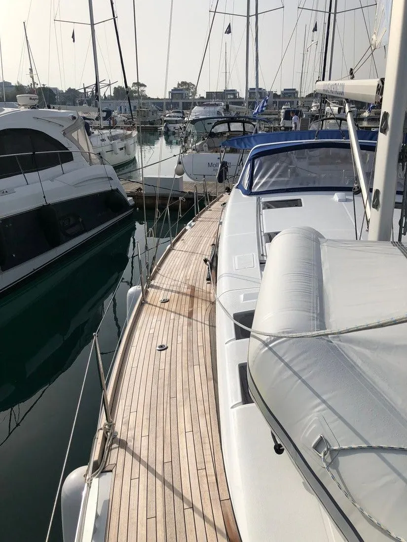 15.95m Elliniko Beneteau Oceanis 51 Hire