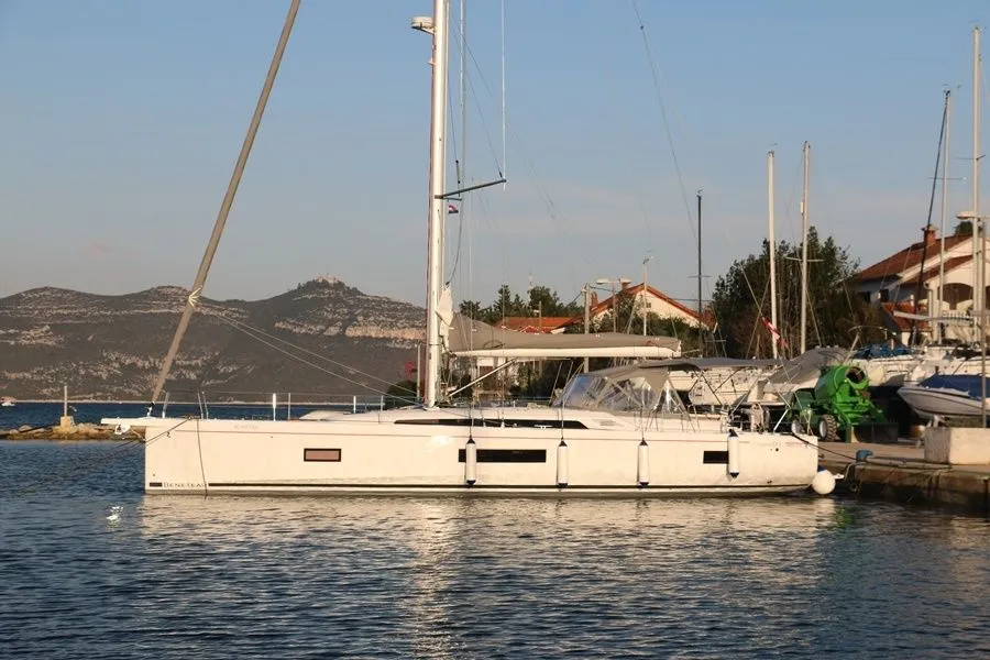 Boot - Charter a 15.94m Beneteau Oceanis 51 Sailing Yacht in Jezera