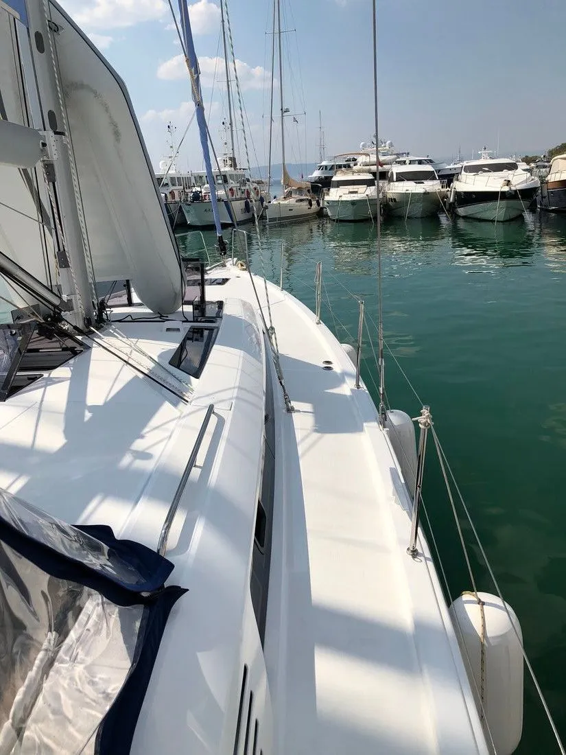 Explore Elliniko on a 15.94m Rental Sailing Yacht