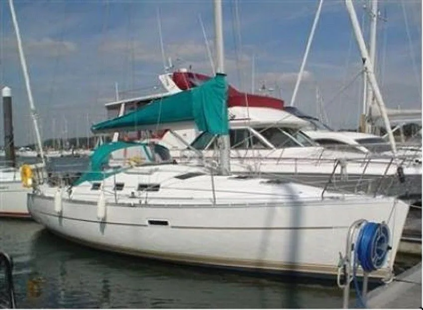 Charter a 10m Sailing Yacht Beneteau Oceanis Clipper 323 in Southampton