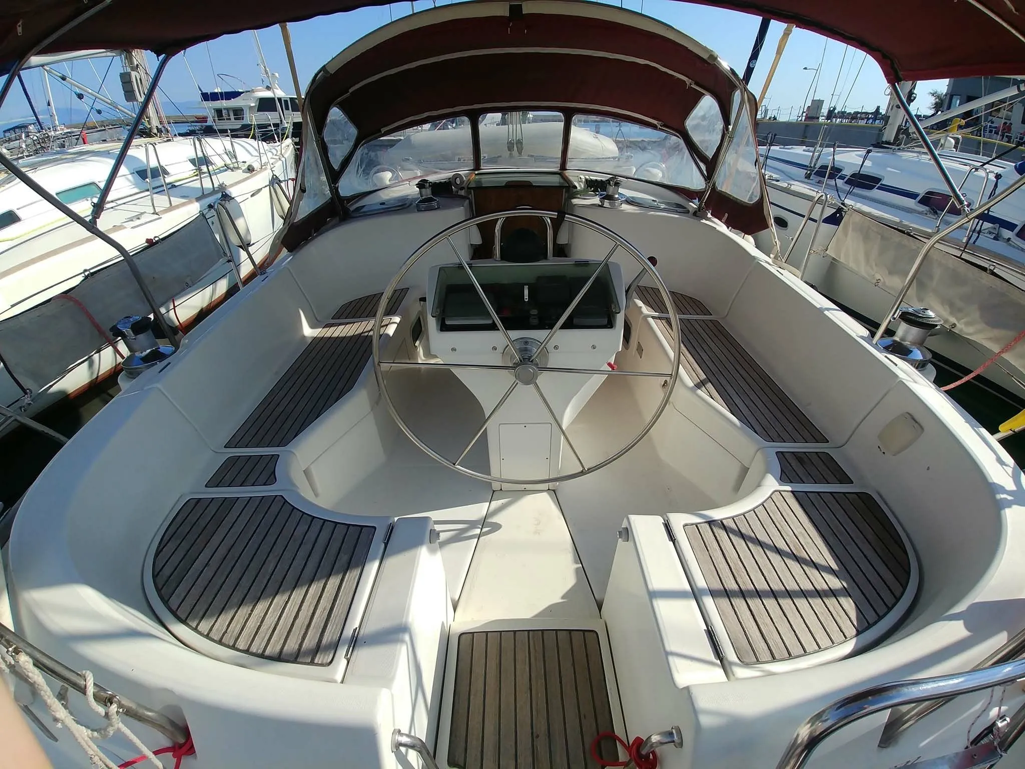 Charter a 12.71m Beneteau Oceanis Clipper 411 in Paliouri