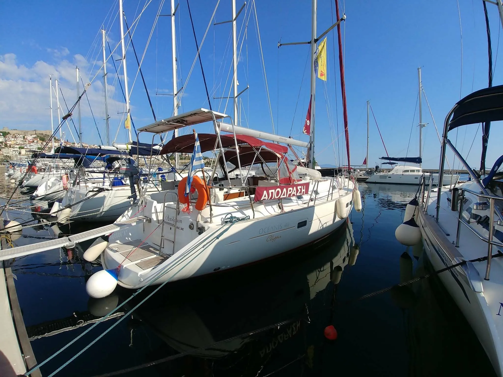 Charter a 12.71m Beneteau Oceanis Clipper 411 in Paliouri