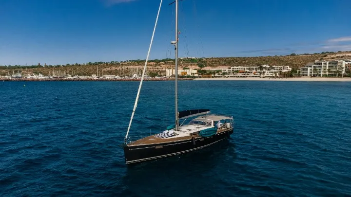 Explore La Paz on a 18.24m Rental Sailing Yacht Beneteau Sense 55