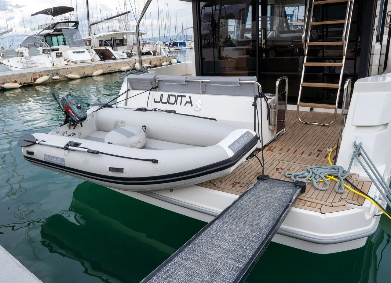 13.43m Split Motor Yacht Beneteau Swift Trawler 41 Fly Hire