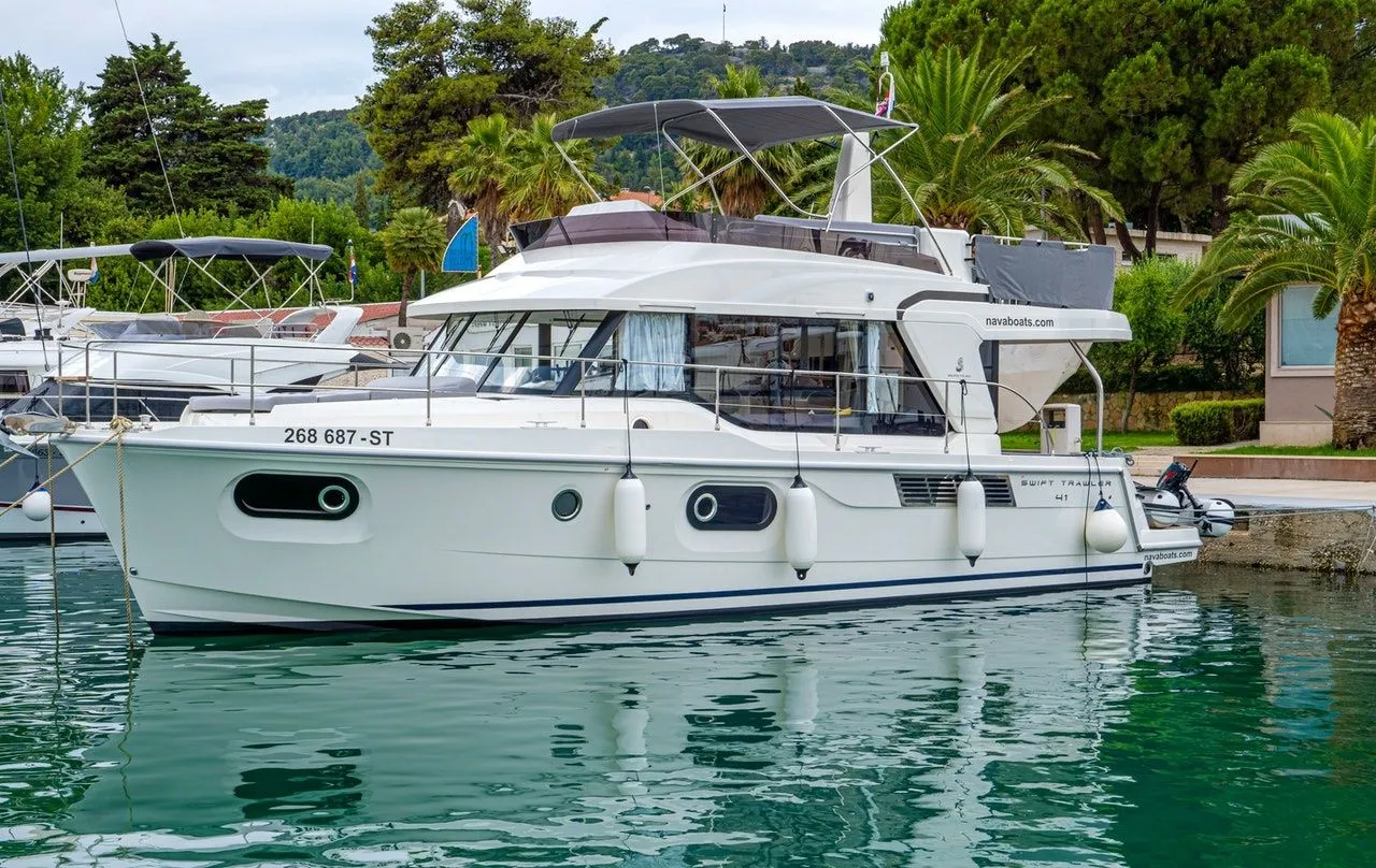 13.43m Split Motor Yacht Beneteau Swift Trawler 41 Fly Hire
