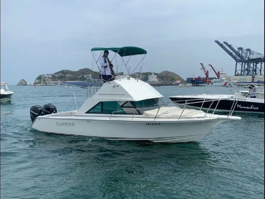 Explore Santa Marta on a 9.44m Rental Boat