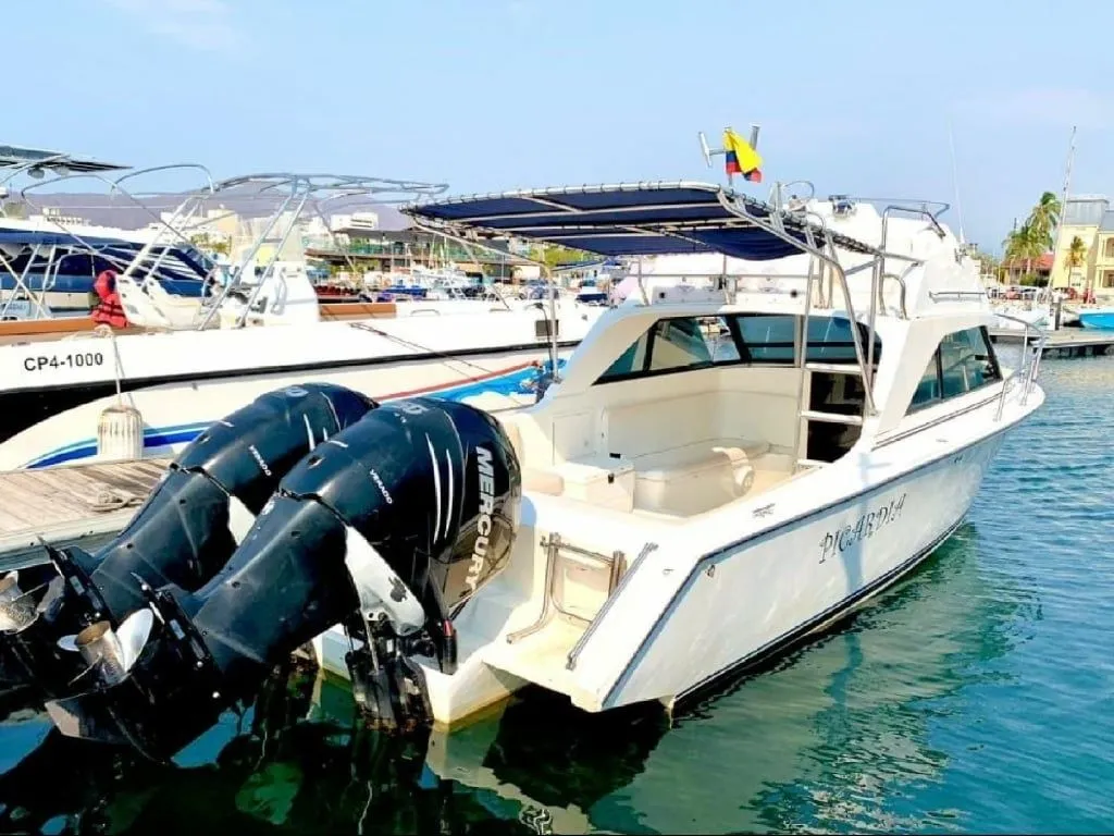 Explore Santa Marta on a 9.44m Rental Boat