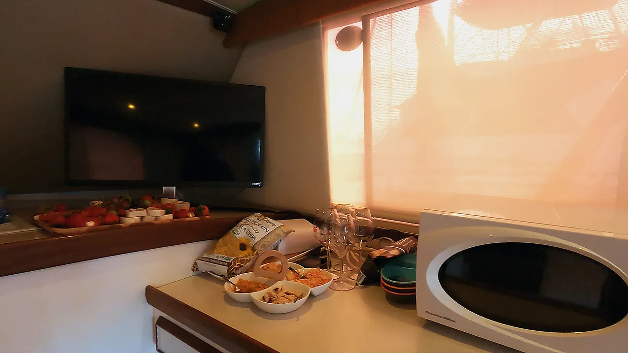 Charter a 10.59m Bertram 33 Motor Yacht in San Juan