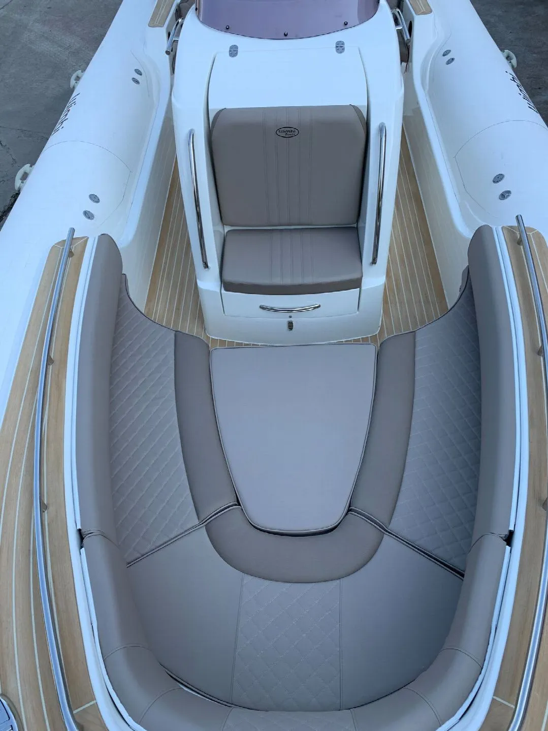Charter a 9m Motor Boat in Grimaud