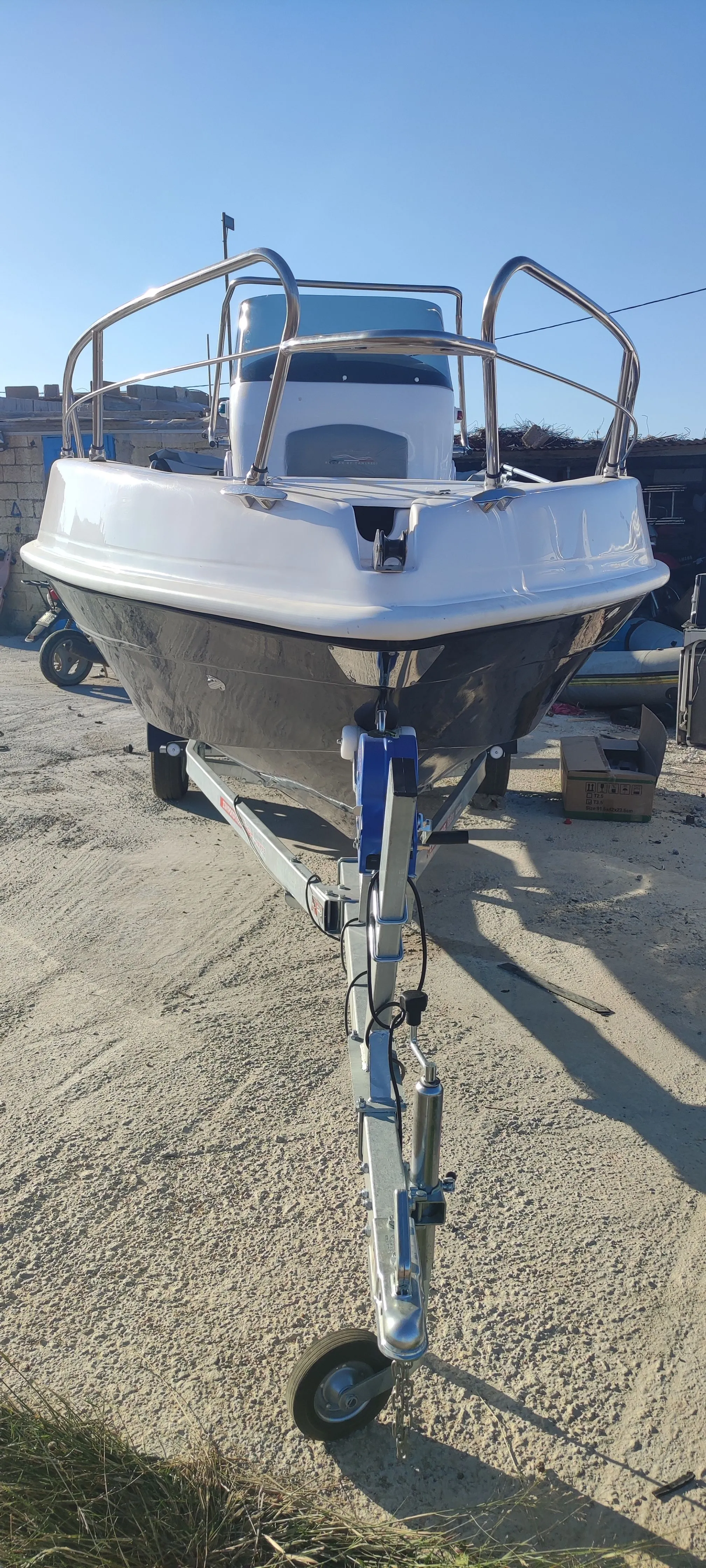 5.7m Piso Livadi Blumax 19 Motor Boat Hire