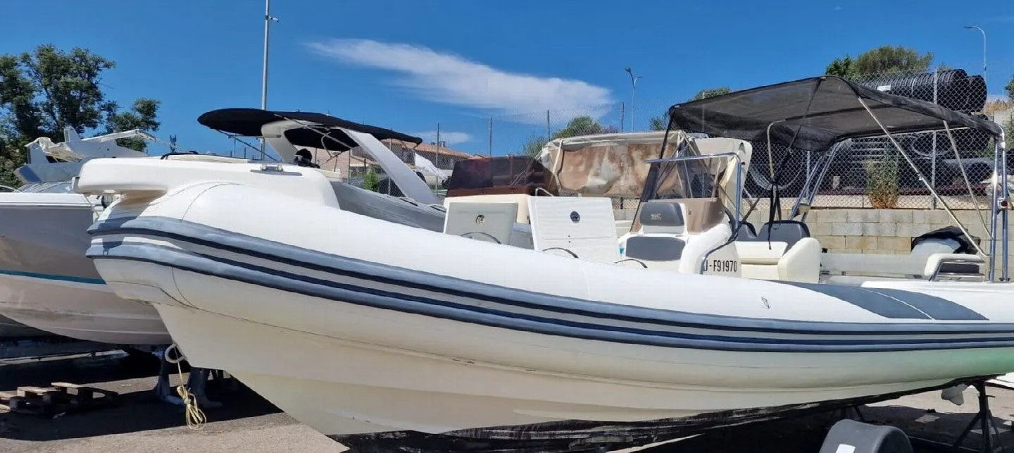 Rent a 7.9m Motor Boat in Ajaccio