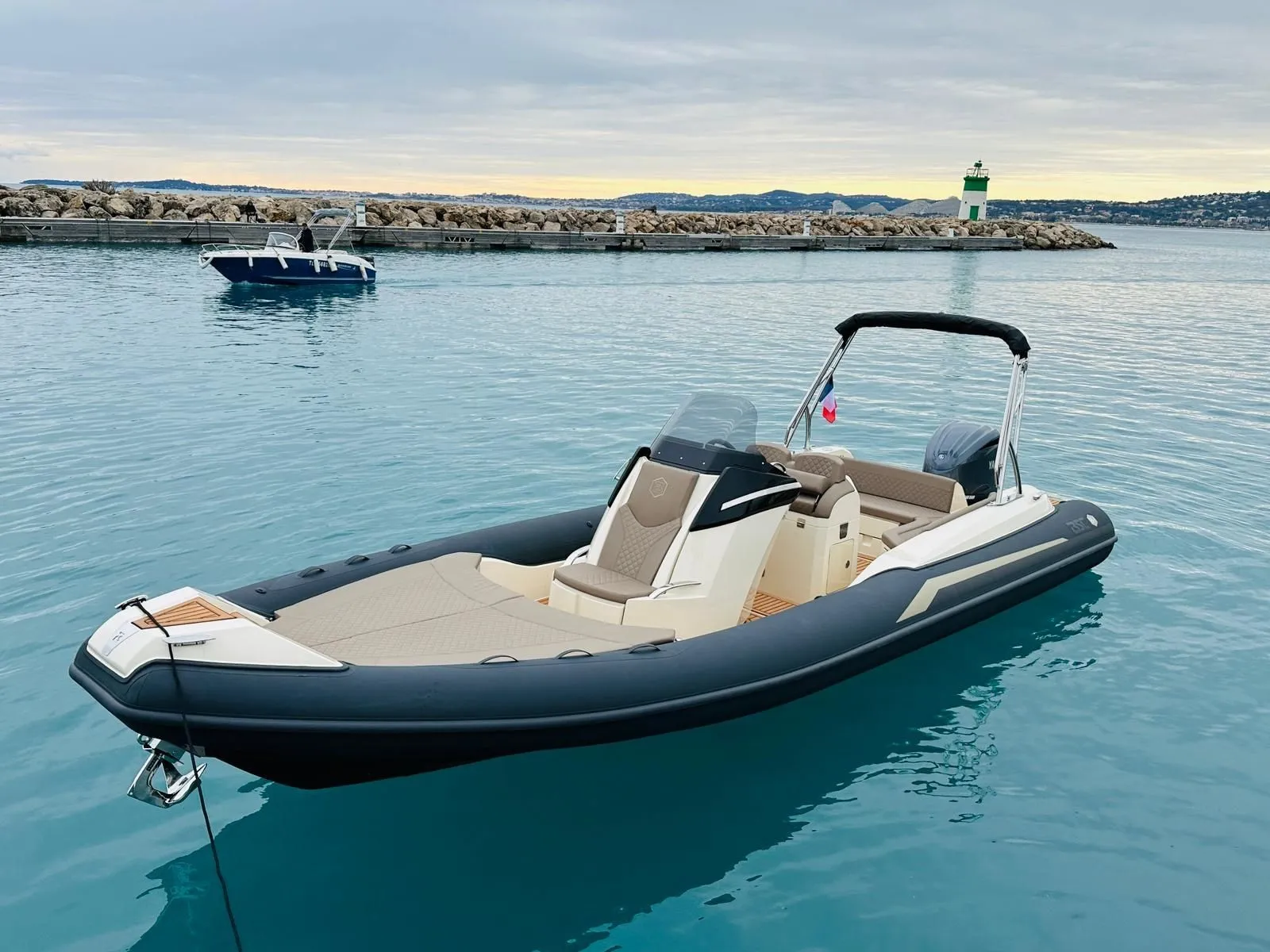 Charter a 9m BSC B-1 in Saint-Laurent-du-Var