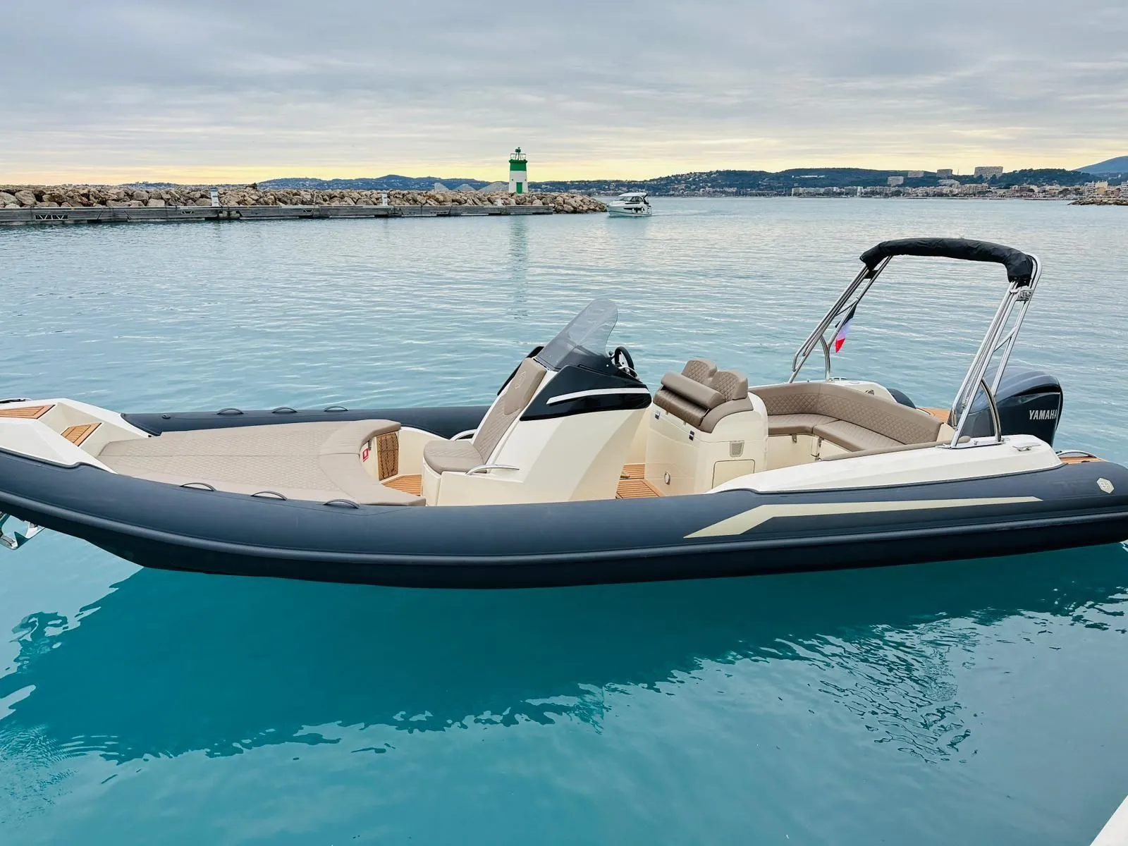Charter a 9m BSC B-1 in Saint-Laurent-du-Var