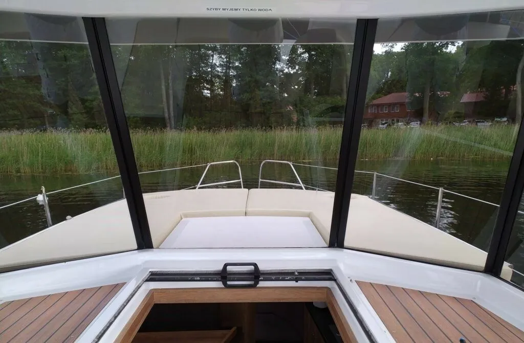 Rent a 7.5m Motor Yacht in Piekna Gora