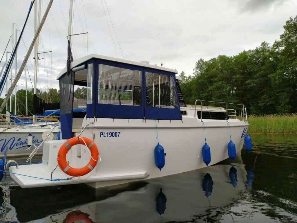 Rent a 7.5m Motor Yacht in Piekna Gora
