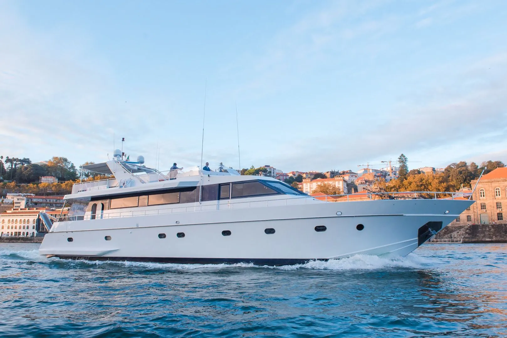 Rent a 27m Canados 80 in Porto
