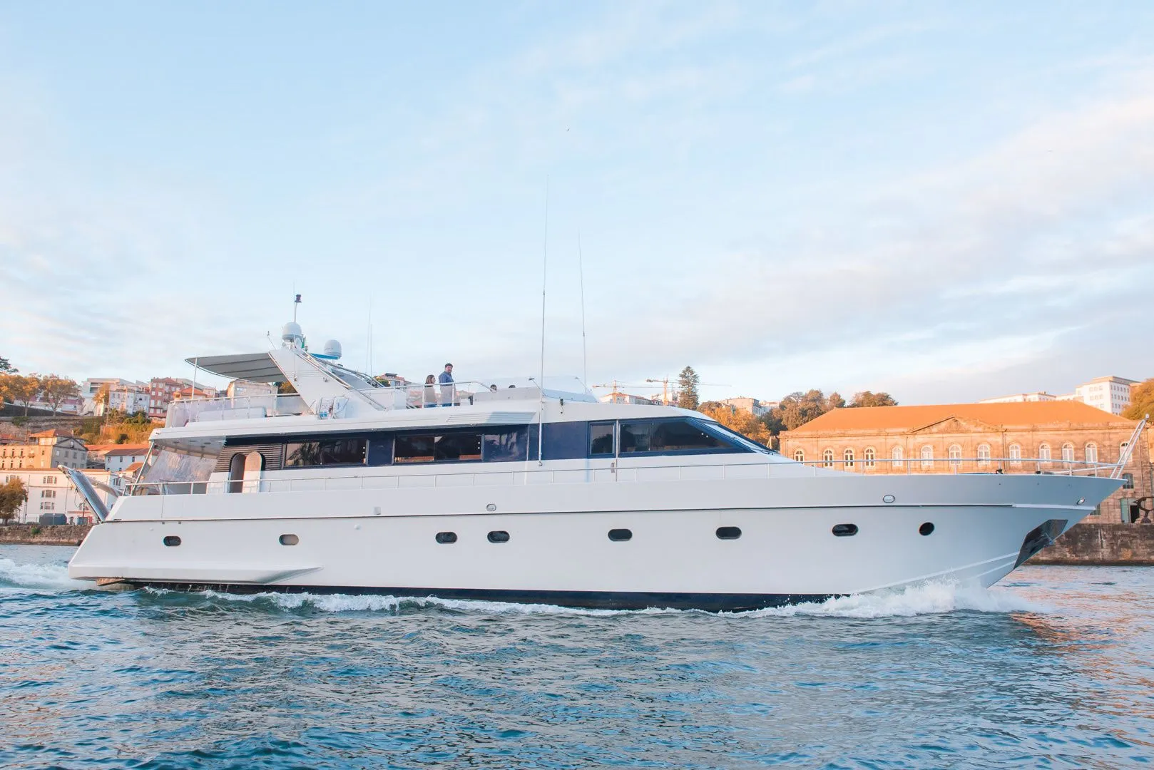 Rent a 27m Canados 80 in Porto
