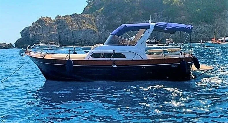 Rent a 8.5m Motor Boat in Maiori