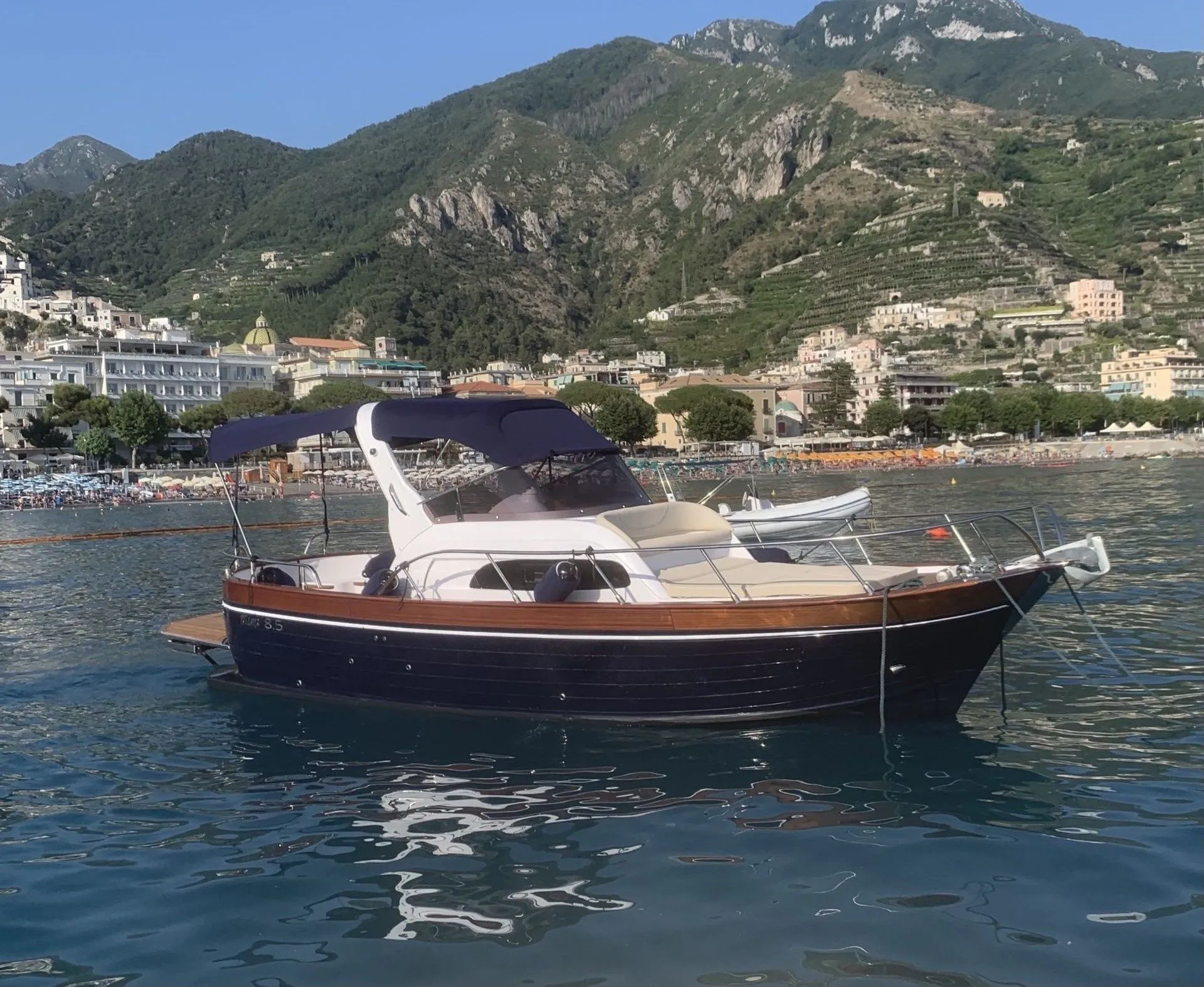 Rent a 8.5m Motor Boat in Maiori