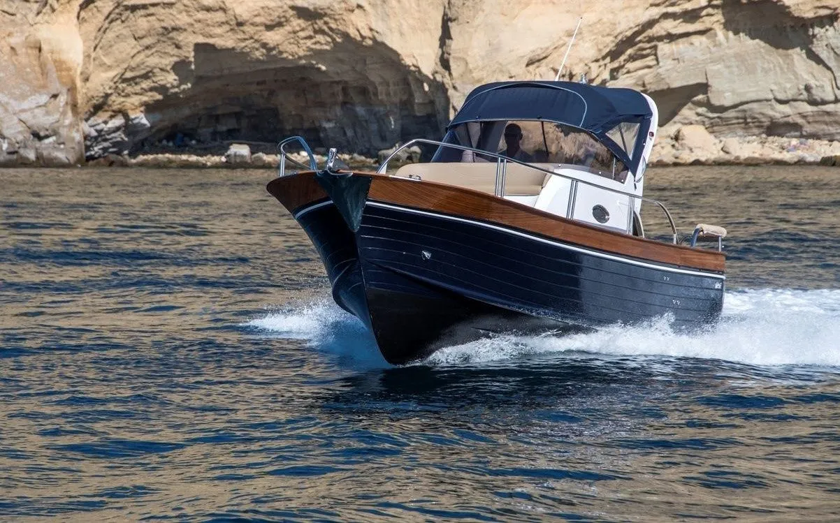 Rent a 8.5m Motor Boat in Maiori