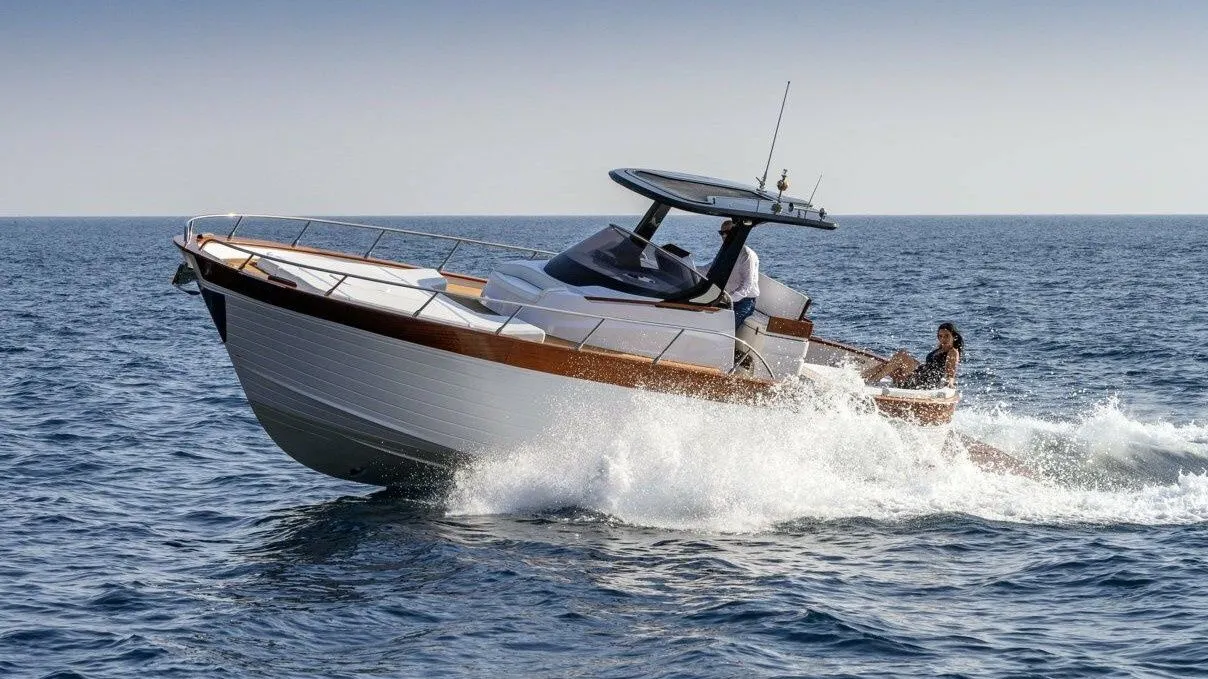 Charter a 9.5m Cantiere Mimì Libeccio 9.5 Motor Yacht in Naples