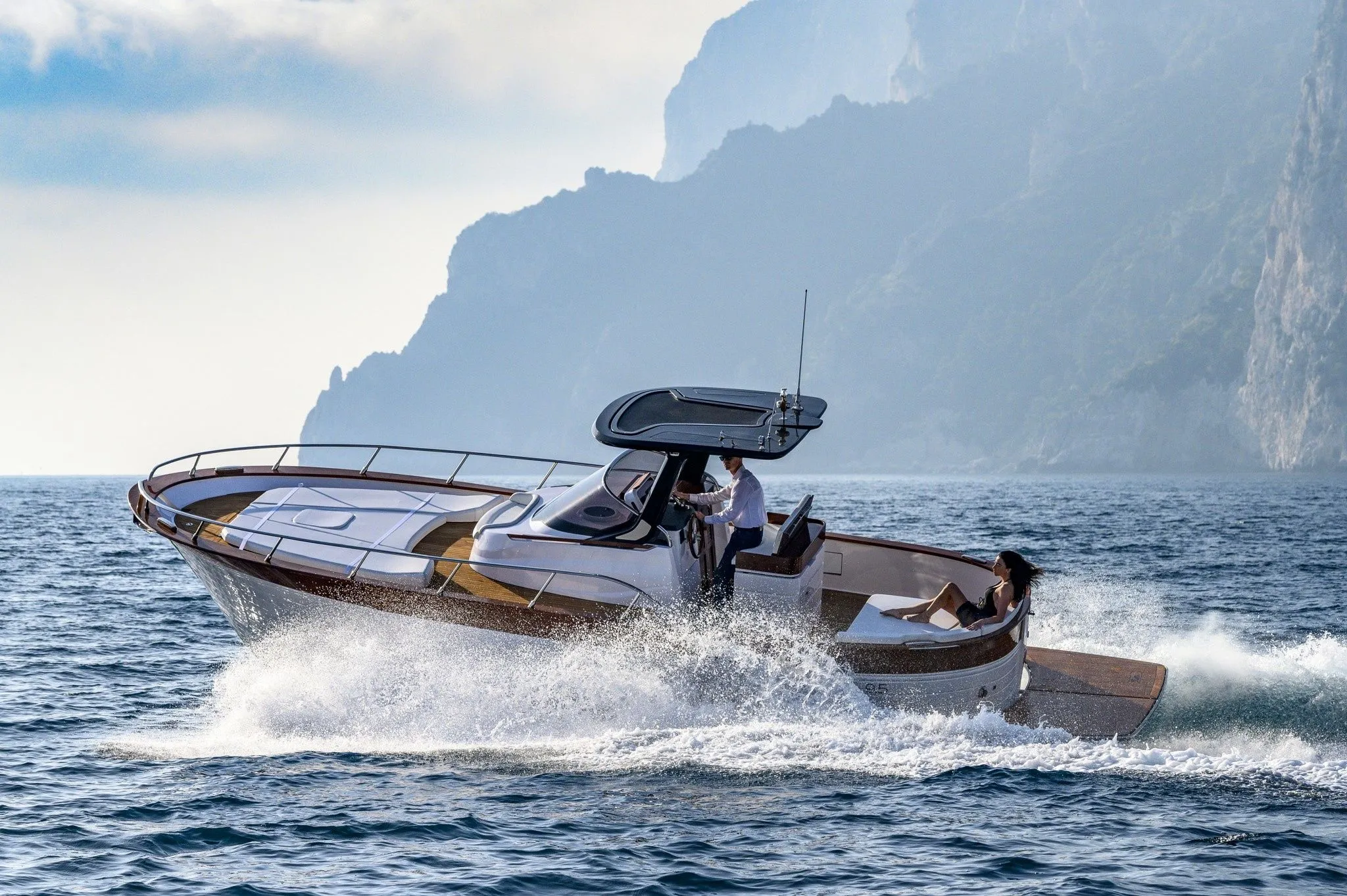 Charter a 9.5m Cantiere Mimì Libeccio 9.5 Motor Yacht in Naples