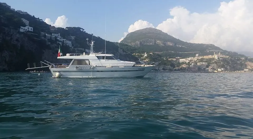 Лодка - 16.6м аренда Cantieri di Pisa 56 моторная яхта в Салерно