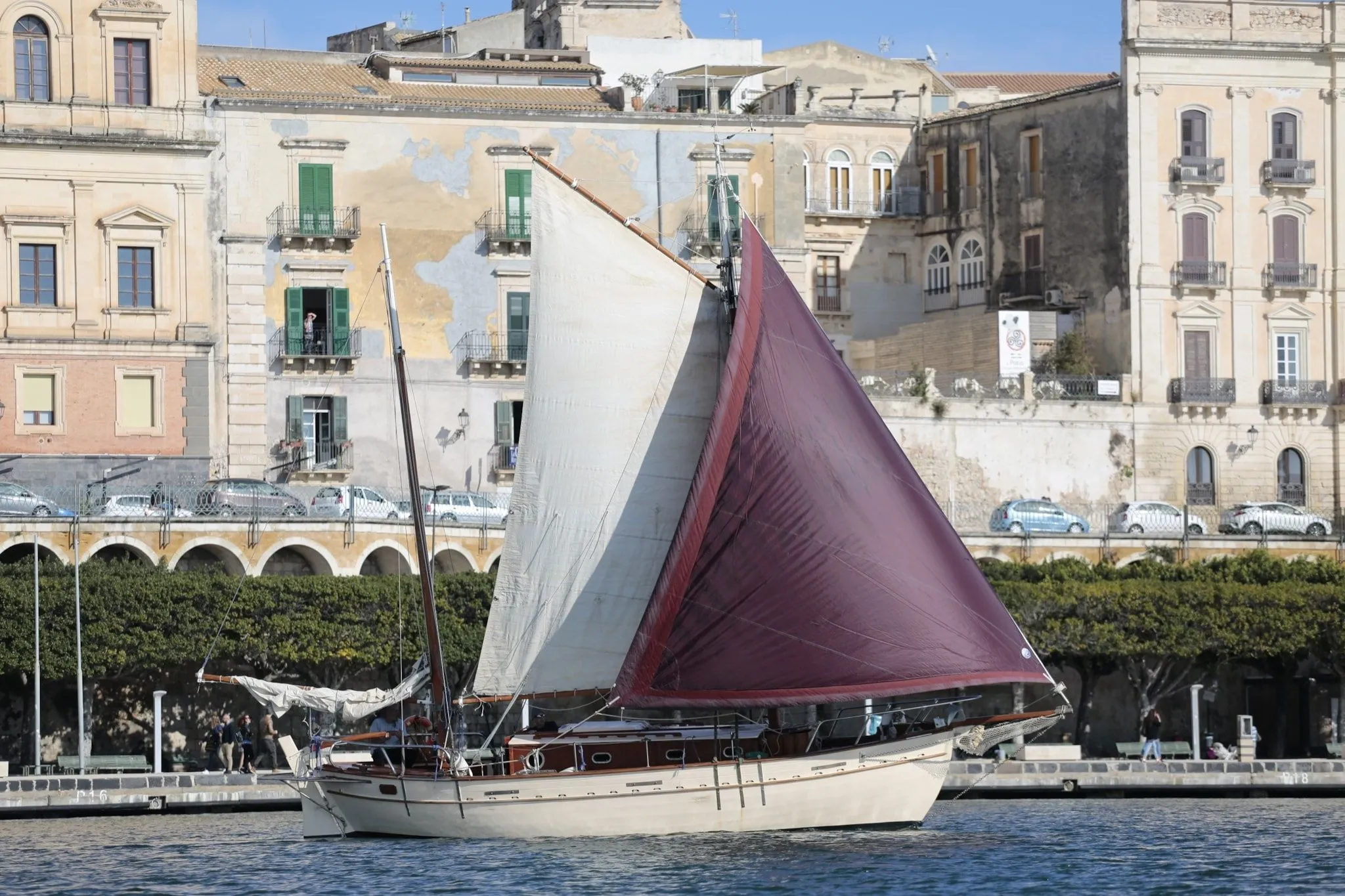 Charter a 9m Cantieri Grasso Tahiti Ketch in Siracusa